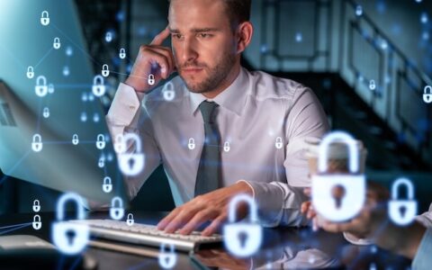 Dois colegas trabalhando juntos para proteger informações confidenciais de clientes e segurança cibernética ícones de cadeado de holograma de TI fundo de escritório moderno à noite