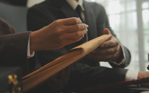 Martelo de juiz com advogados de Justiça tendo reunião de equipe no fundo do escritório de advocacia Conceitos de Direito e Serviços Jurídicos