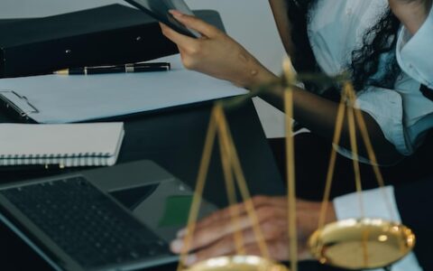 Martelo de juiz com advogados de Justiça tendo reunião de equipe no fundo do escritório de advocacia Conceitos de Direito e Serviços Jurídicos