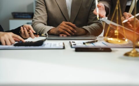 Trabalho em equipe de reunião de advogados de negócios trabalhando duro sobre legislação legal no tribunal para ajudar seu cliente