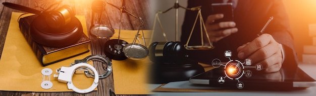 Negócios e advogados discutindo papéis de contrato com escala de latão na mesa no escritório Serviços jurídicos de Direito aconselhamento justiça e direito conceito de imagem com efeito de grão de filme