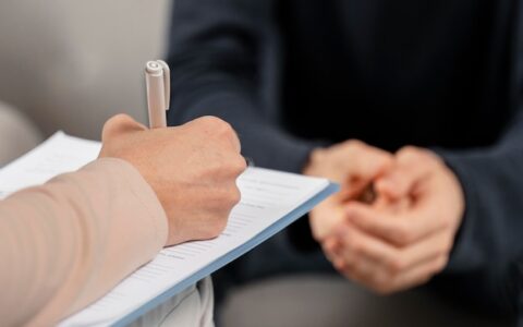 Terapeuta de meia mulher fazendo anotações na área de transferência