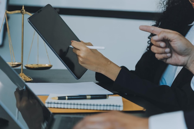 Martelo de juiz com advogados de Justiça tendo reunião de equipe no fundo do escritório de advocacia Conceitos de Direito e Serviços Jurídicos