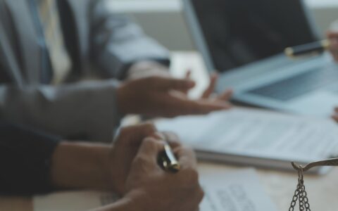 Boa cooperação no atendimento ao cliente Consulta entre um empresário e um advogado ou juiz do sexo masculino, tendo uma reunião de equipe com o cliente Lei e conceito de serviços jurídicos