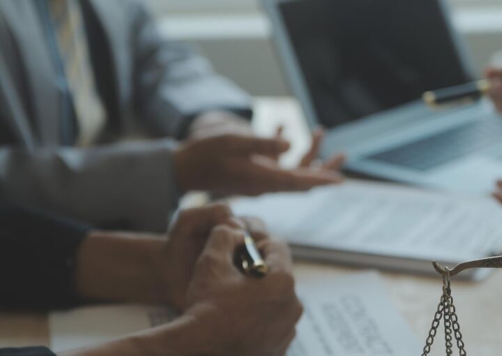 Boa cooperação no atendimento ao cliente Consulta entre um empresário e um advogado ou juiz do sexo masculino, tendo uma reunião de equipe com o cliente Lei e conceito de serviços jurídicos