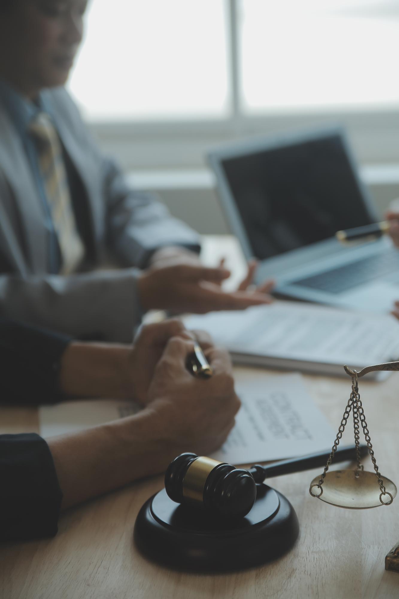 Boa cooperação no atendimento ao cliente Consulta entre um empresário e um advogado ou juiz do sexo masculino, tendo uma reunião de equipe com o cliente Lei e conceito de serviços jurídicos